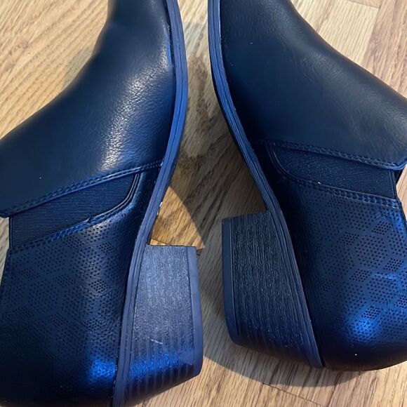 Dr. Scholl’s Black Short Booties w/ Memory Foam & Subtle Geometric Design- 7.5M - Picture 13 of 15